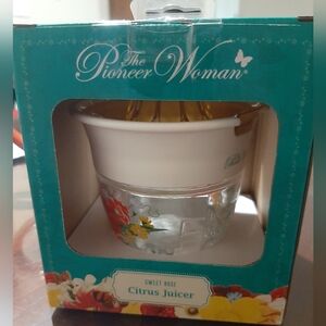 The Pioneer Woman Sweet Rose 9oz Citrus Juicer, New in Box
